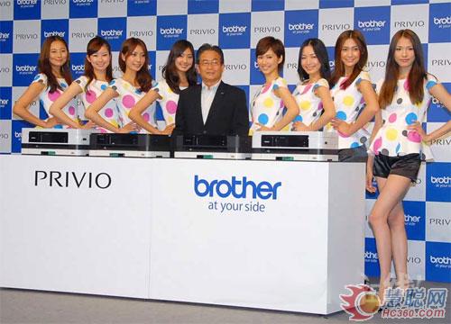 美女模特助阵兄弟公司喷墨一体机发布