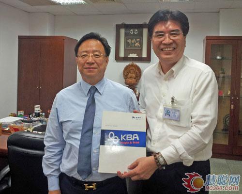 凯华集团董事长刘国庆先生（左）和高宝台湾公司Akio 彭柏东在签署购置新高宝利必达106的合同后一起合影留念