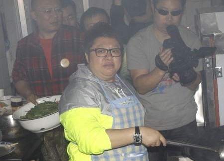 韩红为残障老人炒菜