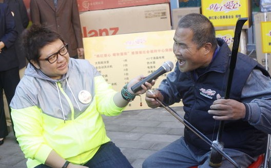 韩红与老人们一起娱乐