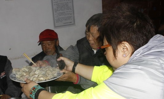 韩红亲自喂老人盛饭