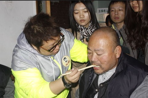 韩红亲自喂老人吃饭