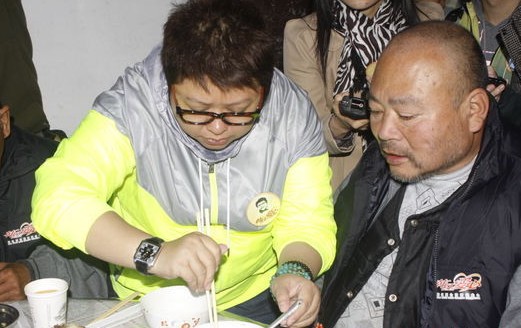 韩红亲自喂老人吃饭