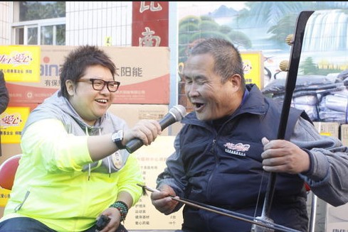 韩红亲自喂老人吃饭