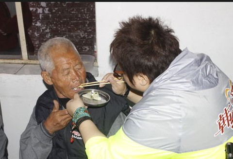 韩红亲自喂老人吃饭