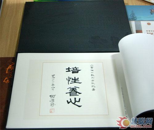 使用富士施乐数码印刷机在宣纸上印刷，是柏永强一个大胆的尝试