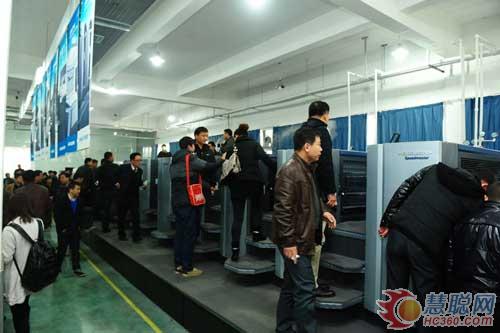 现场演示环节海德堡速霸CX 102七色加上光印刷机高效运转