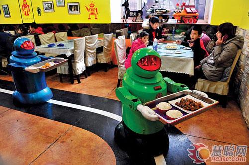 中国哈尔滨一家餐厅由二十名小机器人包办烹饪与送餐 （取自 Christian Science Monitor 网站）