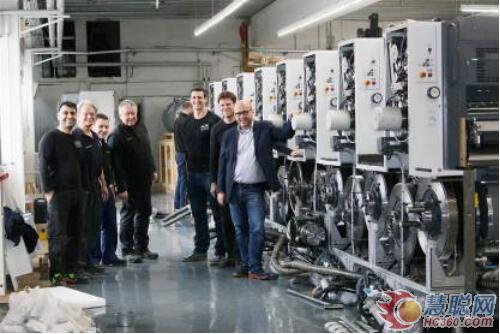 Olaf Kollin（右一）与他的印刷团队，以及曼罗兰平张印刷系统有限公司的安装团队在机器前留影