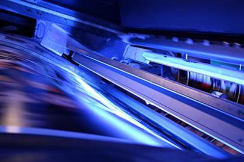 TelloGruppen AB公司在其八色ROLAND 700 HiPrint胶印机上采用了LED升级方案，实现了卓越的印刷质量和缩短印制时间。
